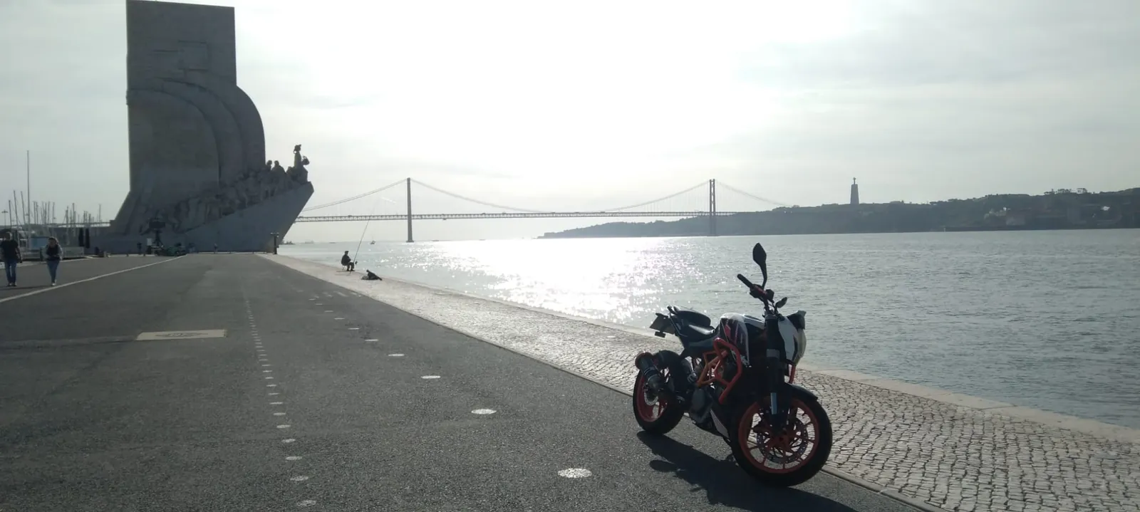 A Duki, mota da Xana, junto ao Padrão dos Descobrimentos, em Lisboa