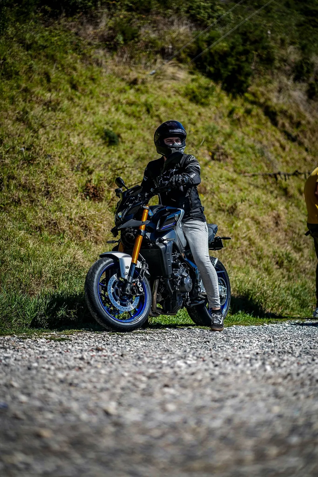 Mota numa estrada de montanha